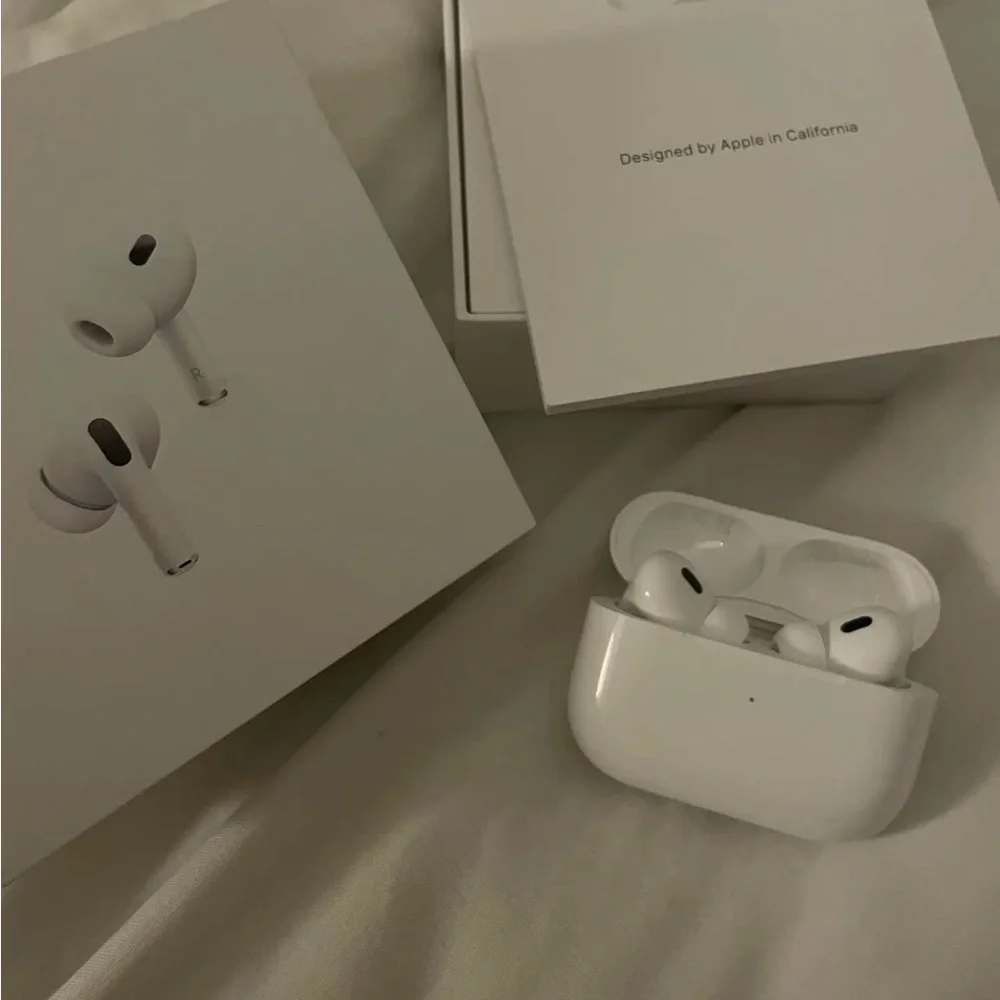 Apple White Wireless Earbuds with Charging Case
